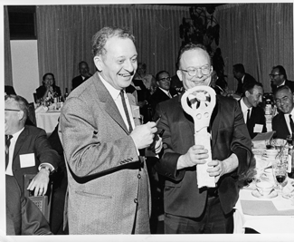 Artem Alikhanian, left, presents a statue by renowned Armenian artist Arto Chakmakjian to Pief Panofsky at the SLAC dedication banquet in 1967. (Photo courtesy of Stanford University)