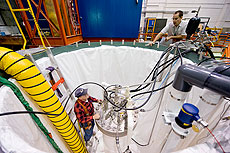 COUPP collaborators install a 60 kg bubble chamber for testing in the DZero building at Fermilab in September 2009. 
