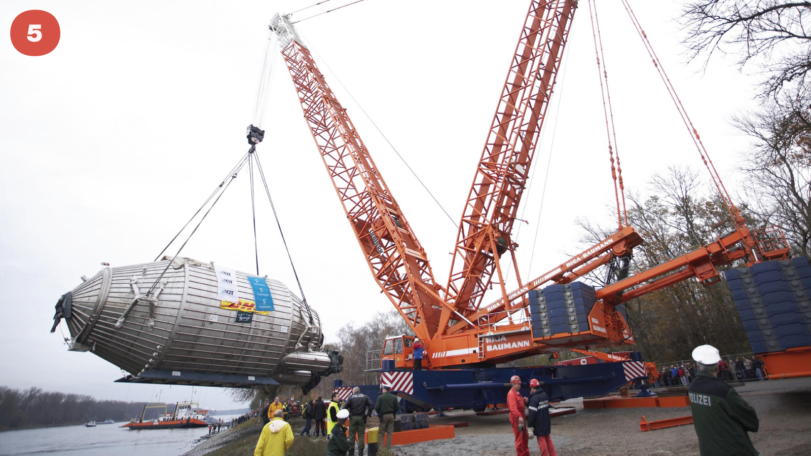 Photo of the spectrometer on the Rhine, transferred to a pontoon boat for unloading at the village of Leopoldshafen