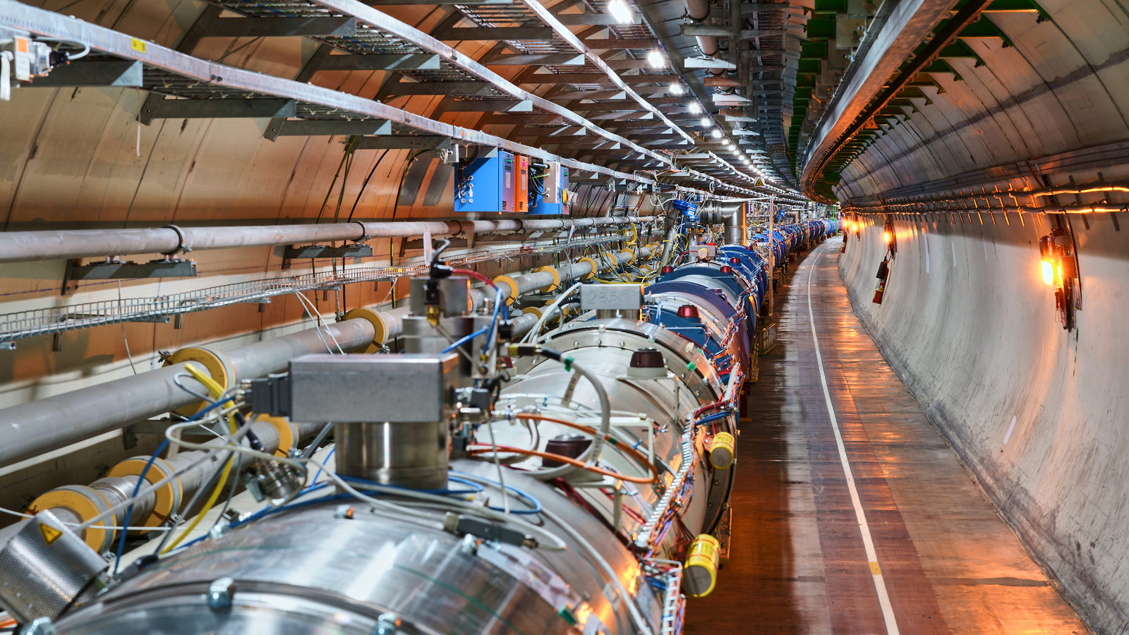 O LHC, na fronteira entre França e Suíça: aqui tem nióbio. Photograph of the LHC tunnel