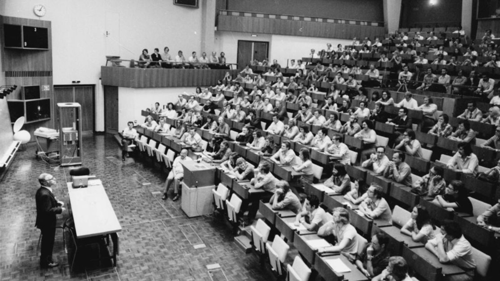 Photo of Wim Klein in classroom