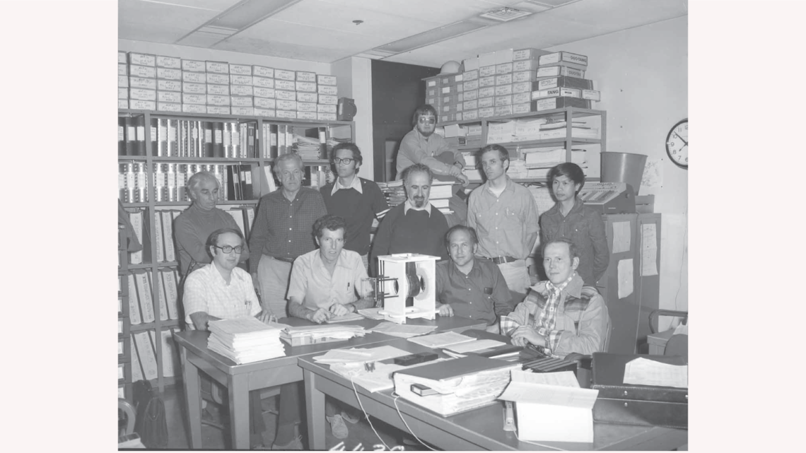Leroy Schwarcz, standing left, with the streamer-chamber group at SLAC in 1976. (SLAC National Accelerator Laboratory Archives)